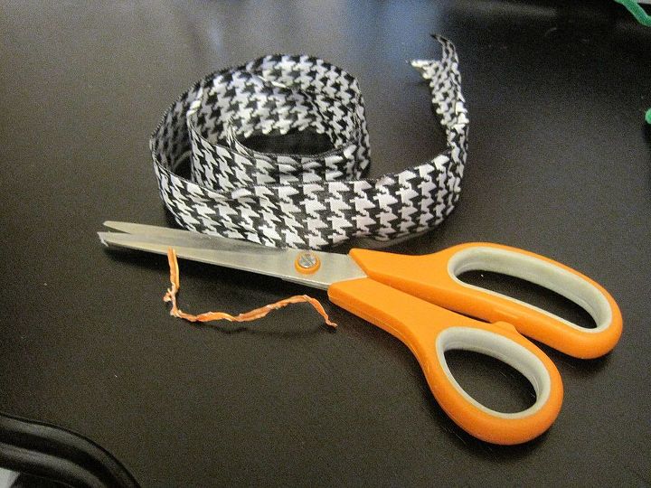 how to make a fancy bow, crafts, Supplies needed wire ribbon scissors and a twist tie