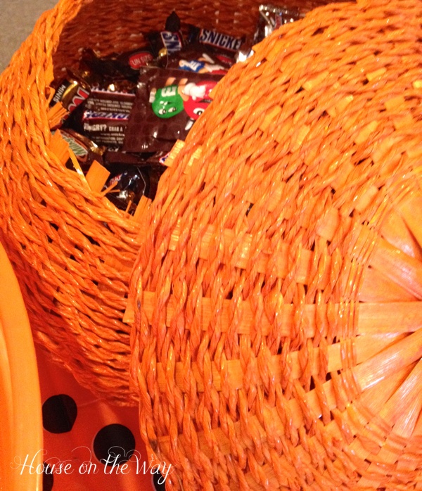diy fall game for a festival or party, crafts, seasonal holiday decor, Decorate the table with all sorts of pumpkins including one to hold the candy