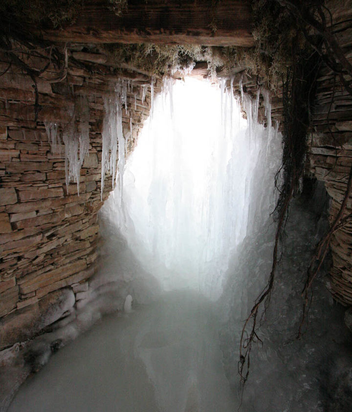 explore uma cachoeira gelada e uma gruta em st charles illinois, De dentro da gruta olhando o fundo das cachoeiras Durante o ver o voc pode caminhar pelas cataratas