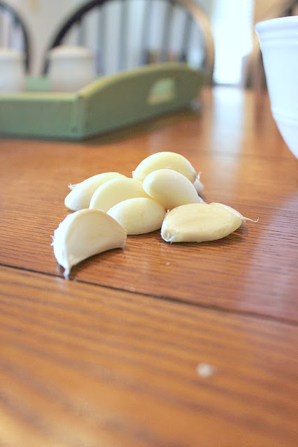 peeling a whole head of garlic in just seconds, homesteading, Look at all those perfectly peeling cloves of garlic