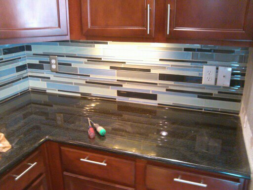 glass tiled kitchen backsplash, kitchen backsplash, kitchen design, tiling
