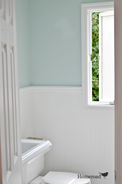 a cor importa pintando um banheiro principal, Uma nova cor brilhante e fresca para esta pequena casa de banho