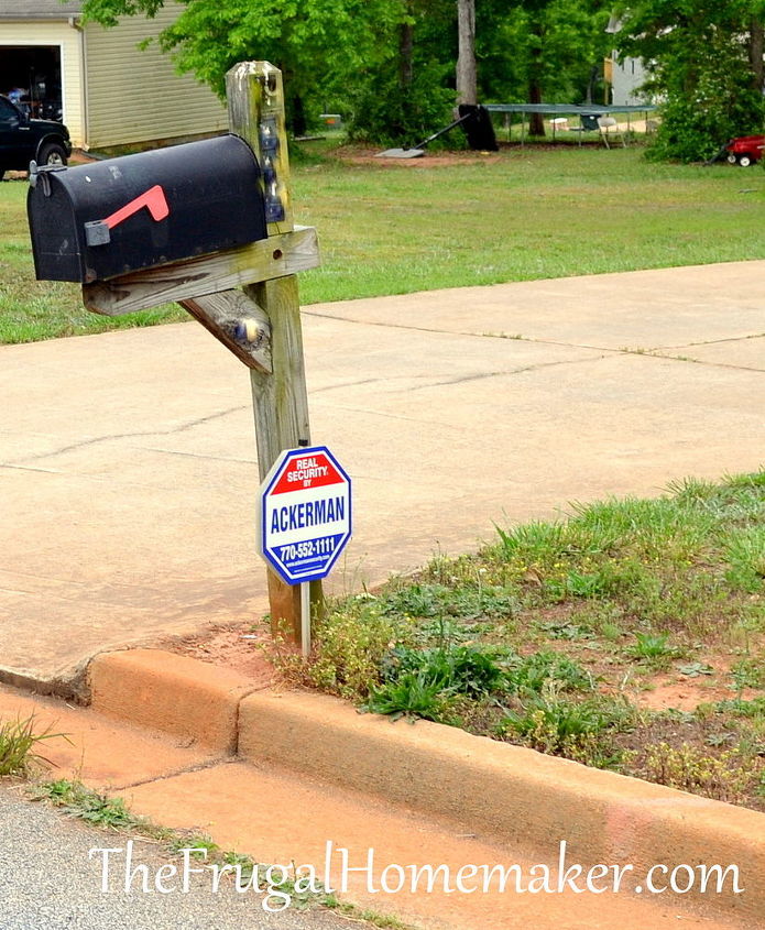 mailbox re do, curb appeal, painting, Before mailbox and post needed some help