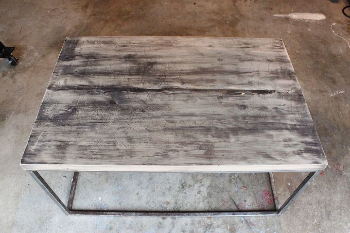 atualize uma mesa de centro antiga com madeira de palete, Isto o que parece depois de um lixamento pesado Est quase l mas n o exatamente