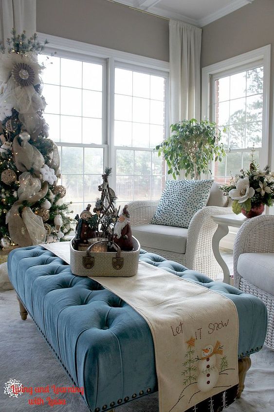 christmas in the sunroom, christmas decorations, living room ideas, seasonal holiday decor, wreaths