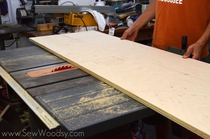 organizar la isla de la cocina construir un estante, Jon alias Mr Woodsy cortando madera contrachapada PureBond a medida