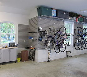 organizacin del garaje para una familia de 10 personas, Las bicicletas se cuelgan con ganchos para bicicletas de tablero y los contenedores de almacenamiento descansan en estantes en lo alto