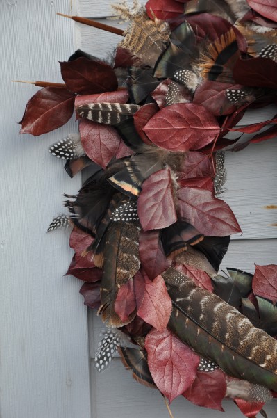 diy corona de otoo con plumas de pavo, Primer plano de las plumas y las hojas