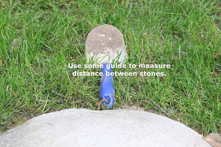 uma maneira mais rpida e fcil de fazer degraus, Use algo como guia para medir a dist ncia entre as pedras Aqui eu usei uma paleta