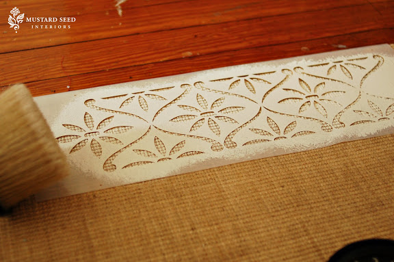 cmo hacer un stencil transformar alfombras de interior con plantillas, Marian de Miss Mustard Seed ha hecho una plantilla con nuestra Daisy Chain Border Wall Stencil sobre una alfombra de yute