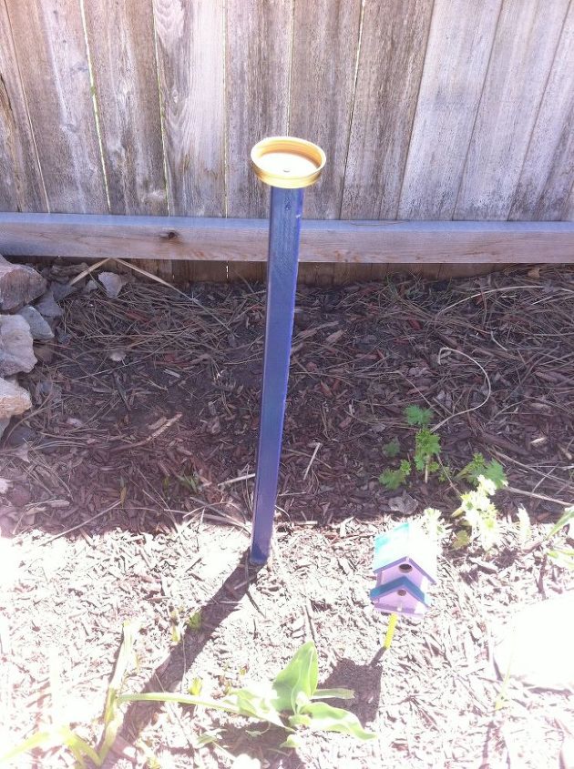 arte de jardim faa voc mesmo, Eu pintei com spray um peda o de madeira que sobrou de azul escuro e aparafusei a tampa da jarra no palito