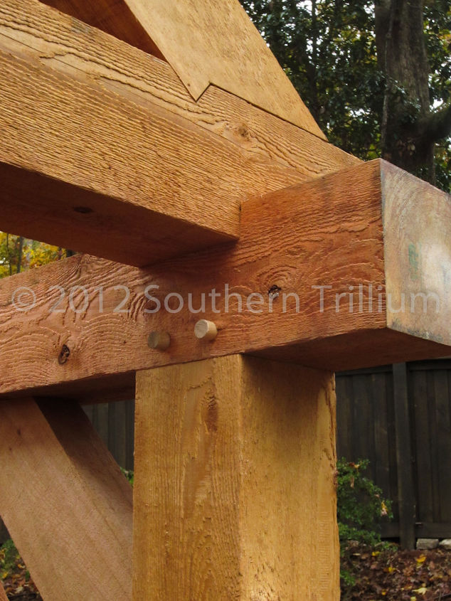 estructura de madera para el jardin, Detalle de las juntas de la estructura Los postes y las vigas son de cedro macizo de 8 x8