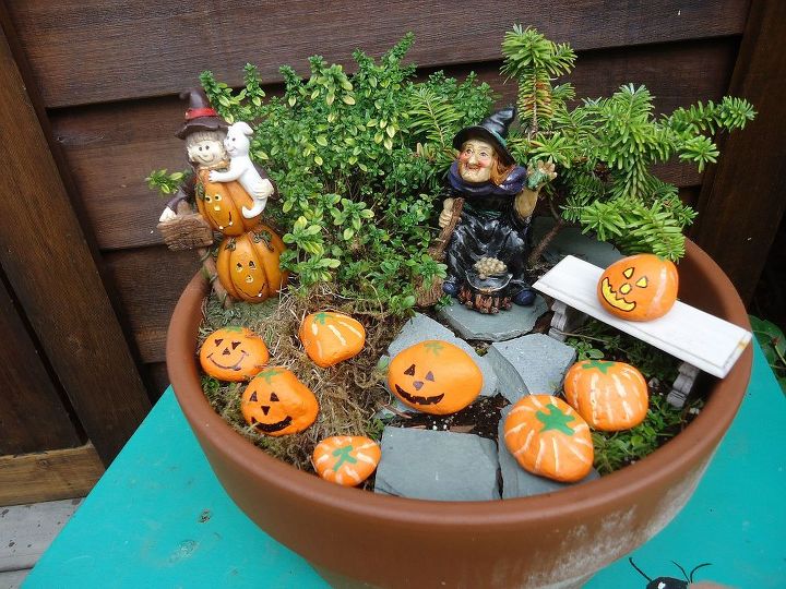 crie um jardim de halloween em miniatura, Coloque seu jardim em miniatura no alto para que possa ser visto facilmente Isso vai passar pela minha porta da frente