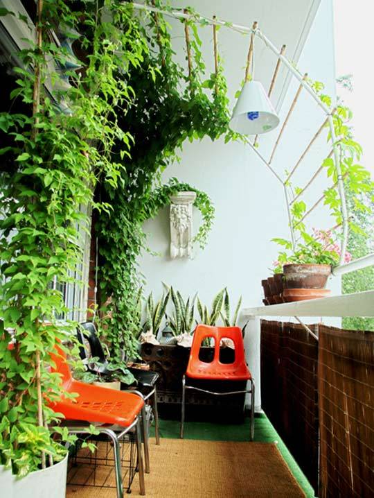reclaim your backyard with a privacy fence, Green Balcony Privacy Fence via Upcycled Treasures