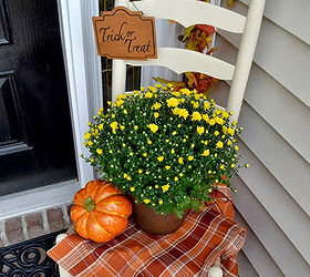 tour 25 fall porches, porches, seasonal holiday decor, wreaths, Sweet vignette from Adventures in Decorating