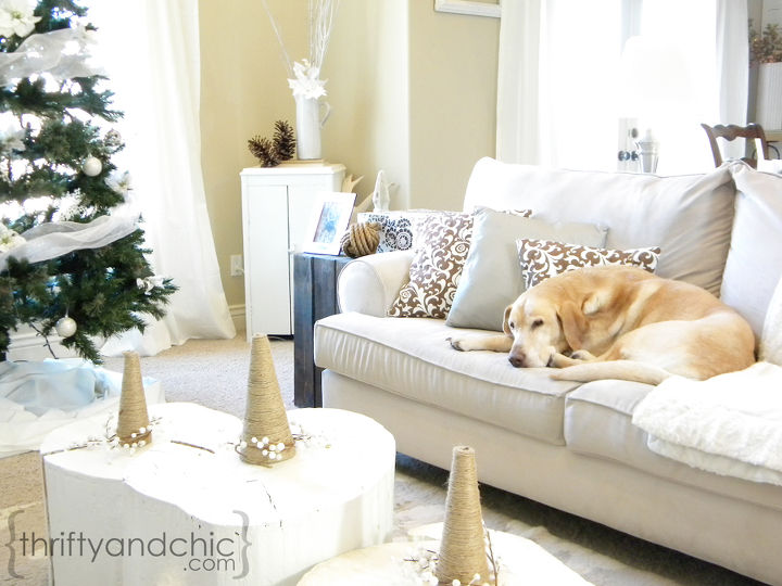 white christmas living room, christmas decorations, home decor, living room ideas, seasonal holiday decor