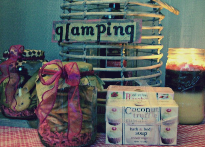cesta de presentes para o glamper camper, Sabonetes de muffin kit de manicure e pedicure de viagem e uma vela