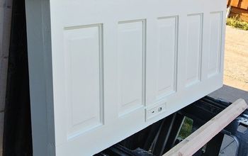 Cabecero de pared de 5 paneles con puerta antigua pintada en blanco palomitas