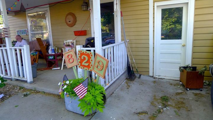 q porch in transition, diy, gardening, outdoor furniture, outdoor living, painted furniture, porches, While I do not like these railings they did at leas provide some definition