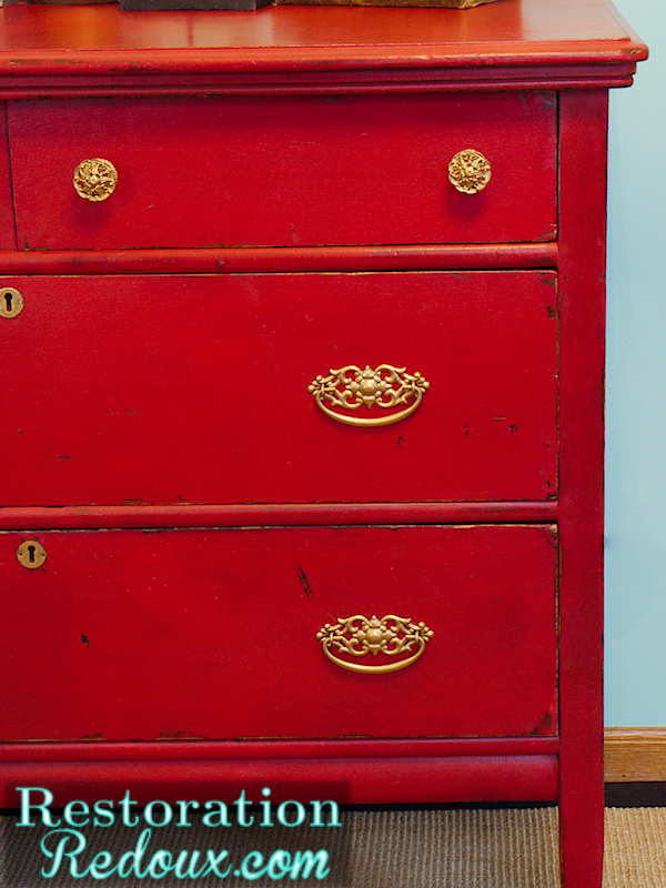cmoda vintage pintada de giz vermelho