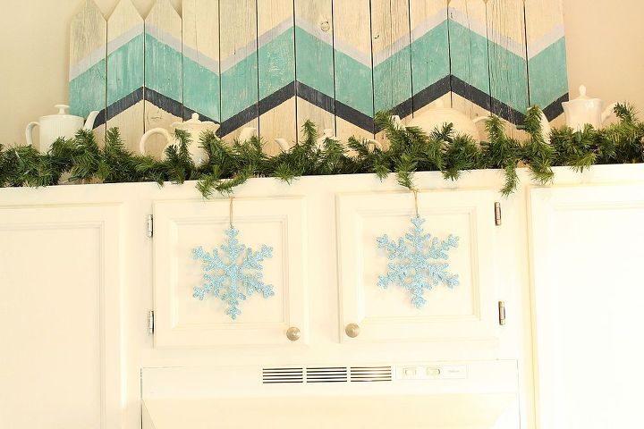 decoracin navidea en la cocina, Los adornos de gran tama o se cuelgan f cilmente en las puertas de las alacenas usando ganchos de comando al rev s dentro de la puerta