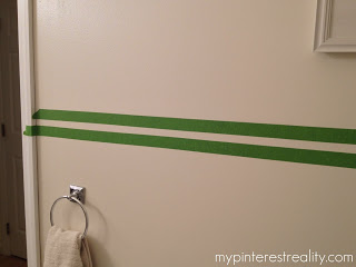 pinte listras horizontais em uma parede, Depois de desenhar a linha suave ou os pontos com o l pis comece a colocar a borda da fita com a linha