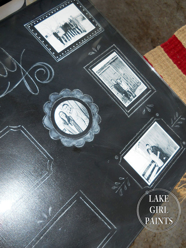 molduras para fotos desenhadas no quadro negro em uma mesa lateral