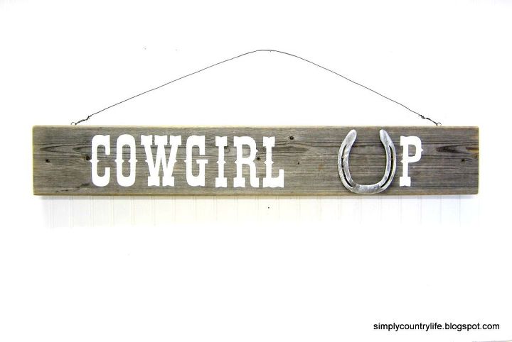 criando uma placa cowgirl up usando madeira de celeiro e uma ferradura, cartaz finalizado