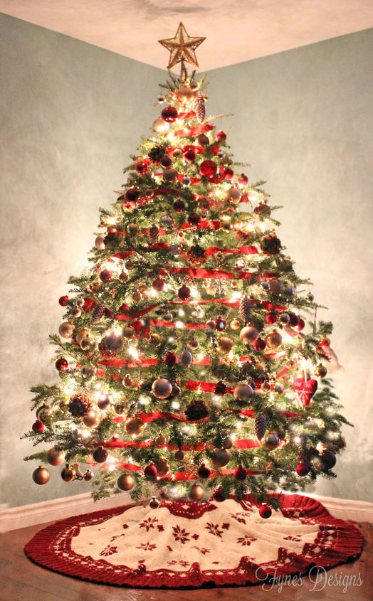 vistas da temporada da fynes designs, rvore de Natal decorada com fita May Arts e muitas l mpadas
