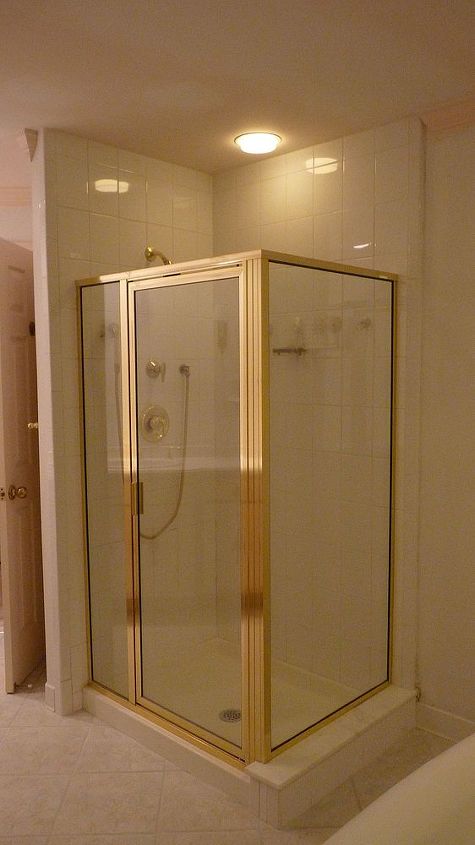 banheiro mestre de inspirao costeira com spa, Antes O pequeno chuveiro de p foi substitu do por uma banheira de hidromassagem