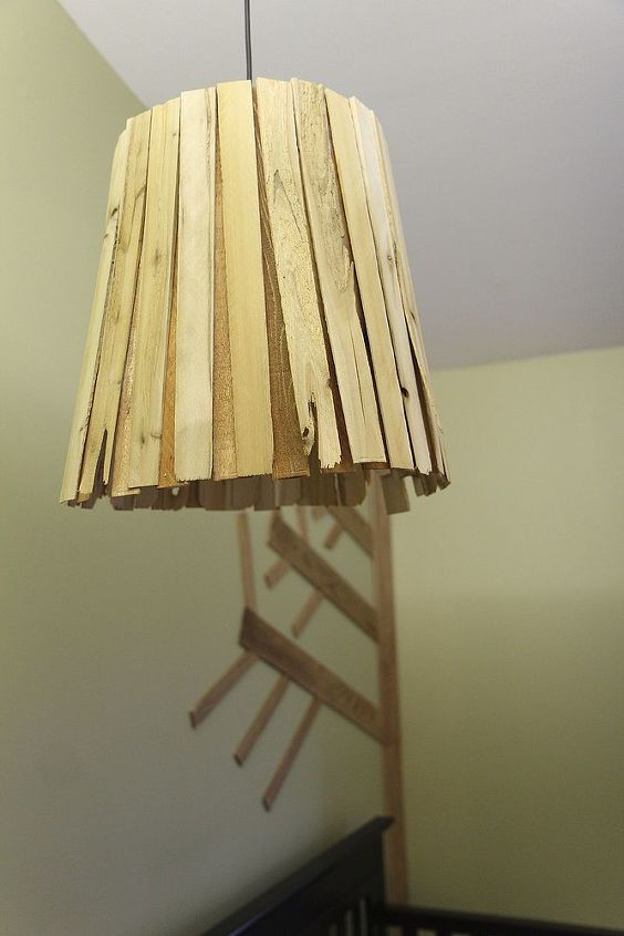 la habitacin de un nio, esta es una l mpara colgante de ikea que cubr con calzos de madera