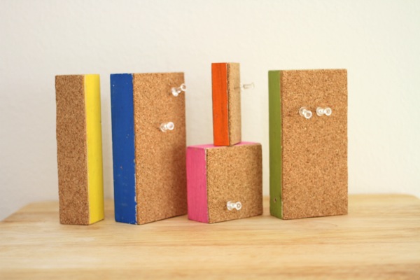 mini placas de cortia com blocos de madeira coloridos