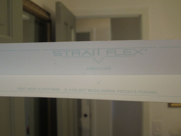 esquinas rotas o torcidas de paneles de yeso enderezadas, La cinta Straitflex esta disponible en buenas tiendas de pintura Parece hecha de un pl stico