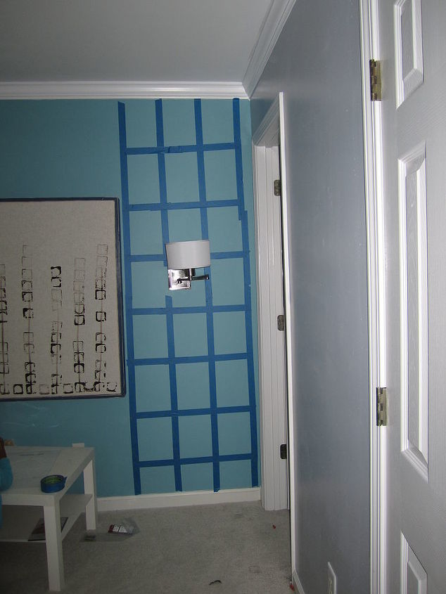 cambio de imagen del dormitorio de invitados, Tuve que volver a pegar la pared con cinta adhesiva para asegurarme de que ten a espacios iguales para cada motivo