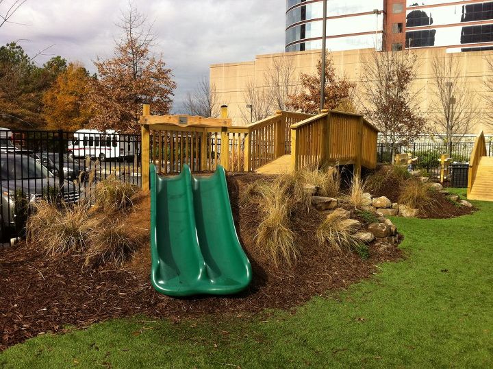 este um playground que projetei no ano passado que foi instalado em uma pr escola, O terreno era plano ent o adicionamos montes para escorregadores e elementos de escalada