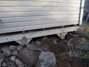 jacking up a shed, The slope and rocks posed a challenge