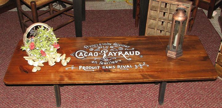 mesa de centro hecha a mano con una etiqueta de chocolate francs que acabo de, terminado