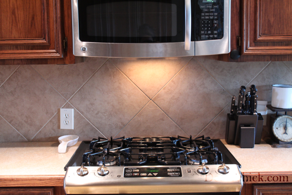 diy tiling project kitchen backsplash makeover, kitchen backsplash, kitchen design, tiling, Before ugly beige