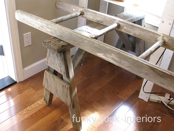 minha mesa de blogger com uma escada de pallet ufa, A constru o consistia em dois velhos cavaletes
