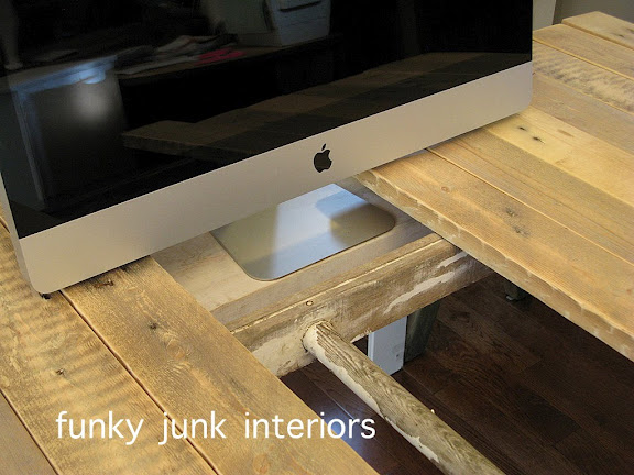 minha mesa de blogger com uma escada de pallet ufa, A mesa tem um GRANDE segredo o monitor foi