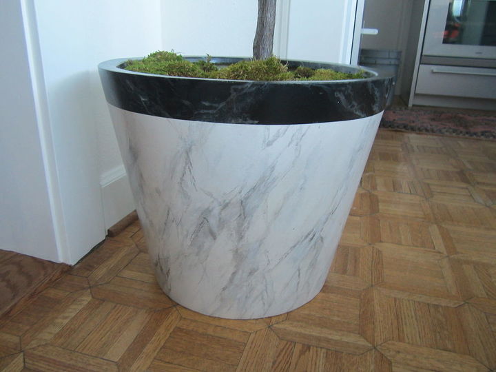 here is the picture i promised of the fiberglass pot that wallstreat marbleized for, WallsTreat Studio marble pot