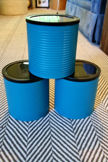reciclaje de latas de caf para convertirlas en contenedores de organizacin, Pinta las latas de caf con spray de color verde azulado Utiliza capas finas para llegar a todas esas ondulaciones