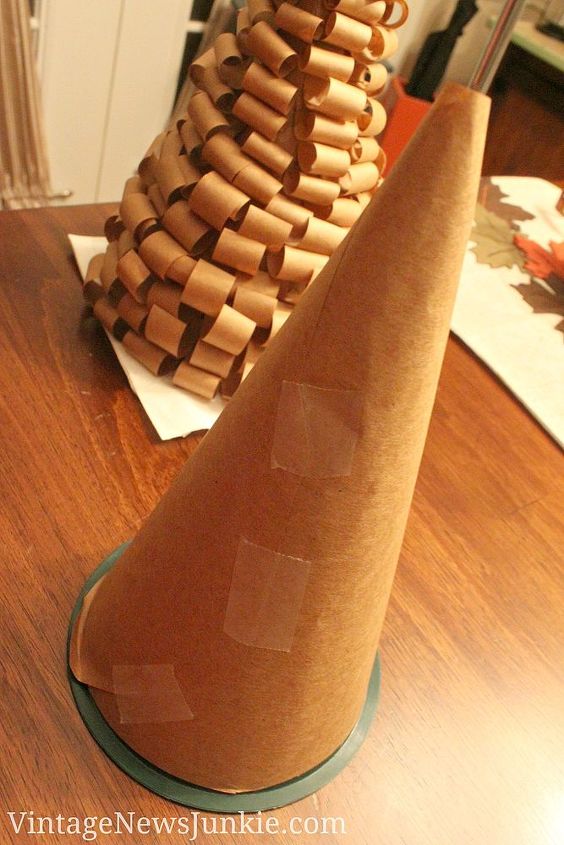 rbol de navidad easy peasy diy con cuentas de oro, Cubre tu cono con papel El pegamento caliente se adhiere mejor as