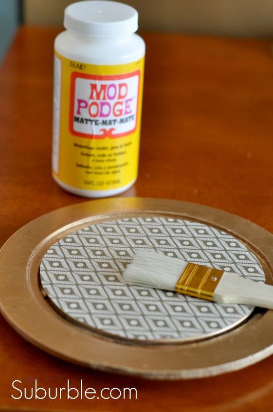 haz tu propio cloche, Una vez seca la pintura cubre el centro del plato de queso con papel de scrapbook y Mod Podge