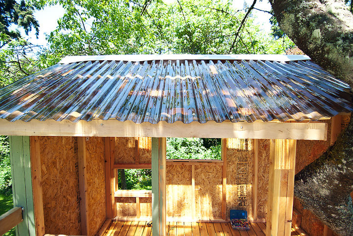 construir uma casa na rvore, Usamos um telhado de pl stico transparente para ajudar a entrada de luz
