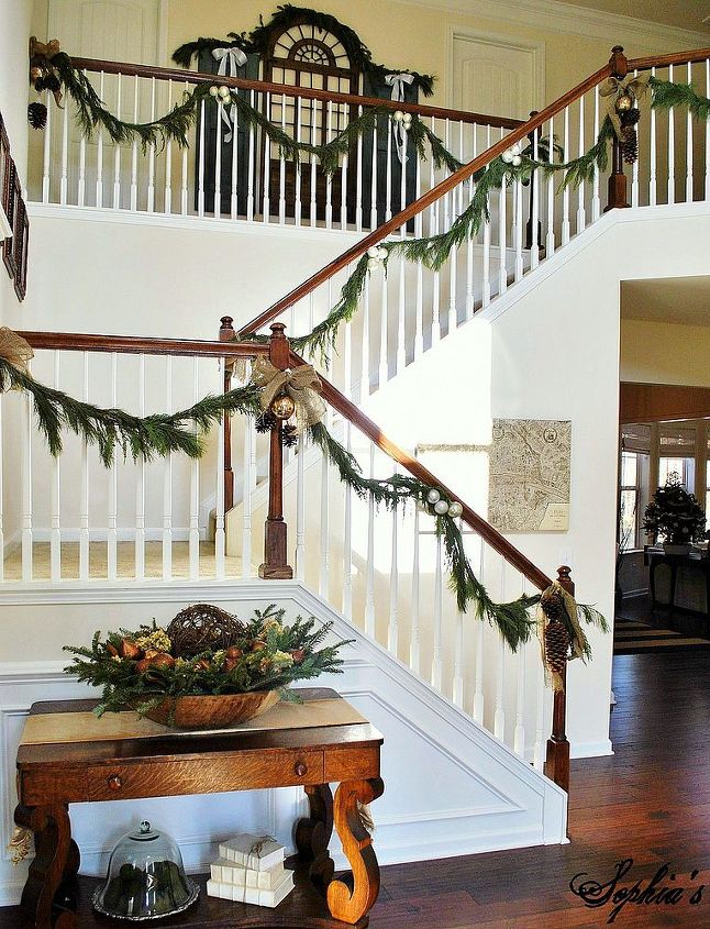 christmas stairs and entryway, foyer, seasonal holiday d cor, stairs