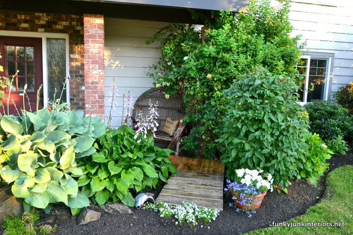 uma pequena passarela de jardim com tbuas de paletes