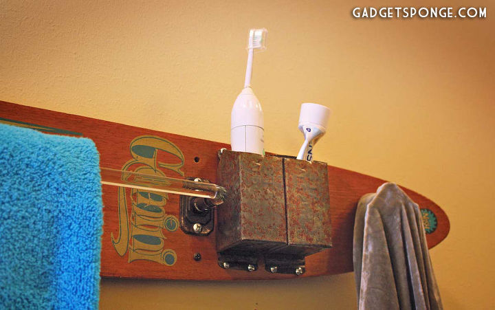 toallero y albornoz de esqu acutico reciclado reutilizado, Repurposed Upcycled Vintage Water Ski Towel Robe Rack by GadgetSponge com