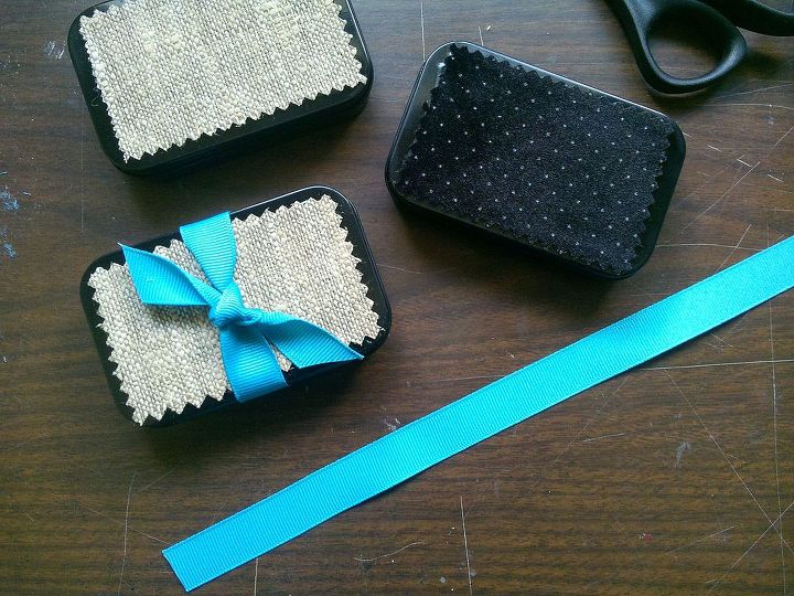 empty altoid tins found a new purpose, crafts, repurposing upcycling, Add a little bit of ribbon and they are ready to use
