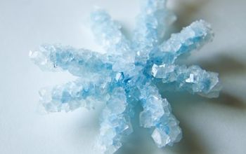  Crie um ornamento de cristal de floco de neve ou uma janela pendurada